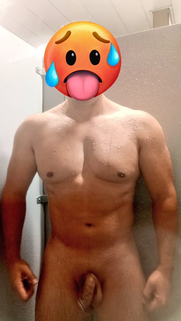 Me di un baño para bajarme el calor, pero... El calor sexual que siento, quien me lo apaga? 
Necesito unas mamadas urgentes