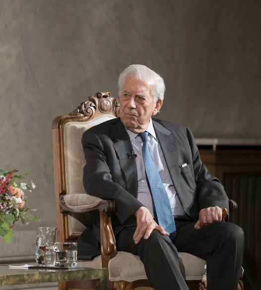 KatabasisOk's tweet photo. #ÚltimaHora Muere el escritor Mario Vargas Llosa, premio nobel de literatura, a los 89 años de edad. 
¿Qué obra nos recomiendas? Te leemos en los comentarios. https://t.co/FOR7VkjZk8