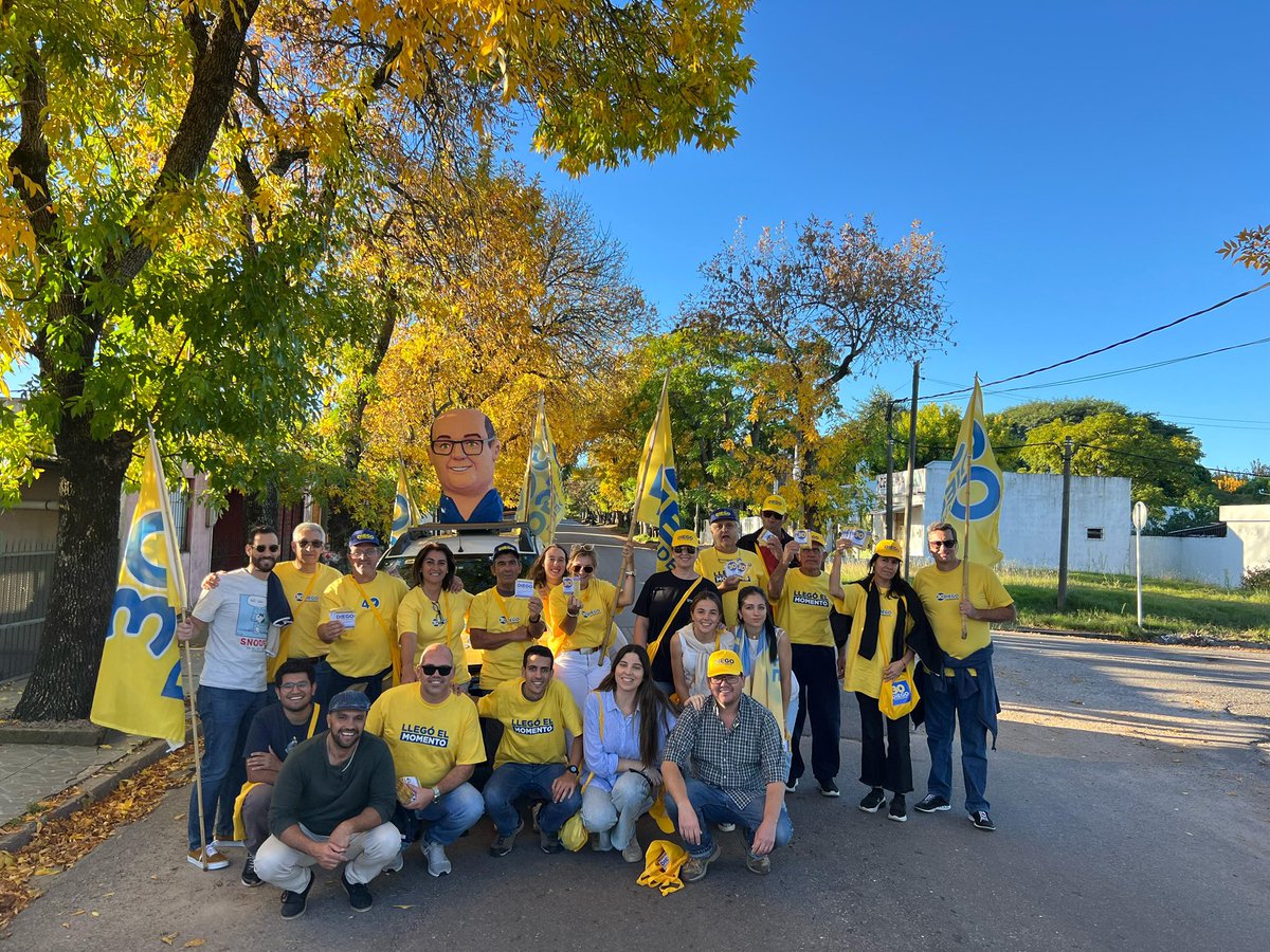 MarcosRuso15's tweet photo. A toda hora, en todo lugar! Siempre de amarillo entregando la 3️⃣0️⃣ @IrazabalDiego 

L A  G A N A D O R A ! ! ! 💛

#LlegoElMomentoDeLaGENTE #LlegoElMomentoDeFLORES #DiegoINTENDENTE https://t.co/6gdalnNKAB