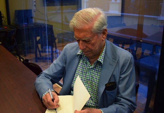 flagiver's tweet image. Hace algunos años atrás , este ganador de Premio Nobel de Literatura, me autografió y me escribió una curiosa dedicatoria en un Libro, hoy  falleció dejando un legado que perdurará por siempre , Descanse en paz Don Mario Vargas Llosa, su hermosa Prosa nos acompañará por siempre