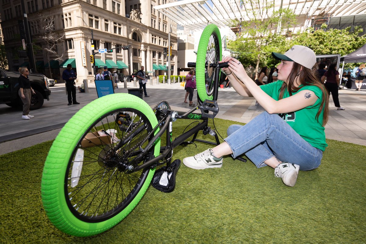 DallasStars's tweet photo. A mastodonic day with y’all 🤗 

Thanks for showing up and showing out at our #TexasHockey Playoffs Block Party, building bikes for our community with @DS_Foundation, and rocking with @lakeviewcountry and our Dallas Stars Ice Girls 🌟 https://t.co/Cu4YEwzkWr