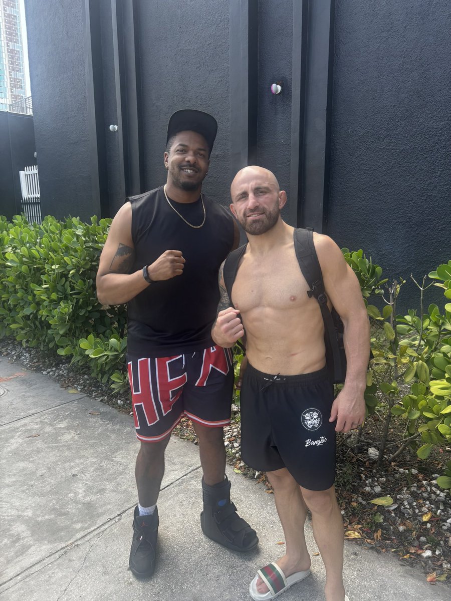 GoGetterEddie's tweet image. #UFC314 #AndNew #AndAgain @alexvolkanovski