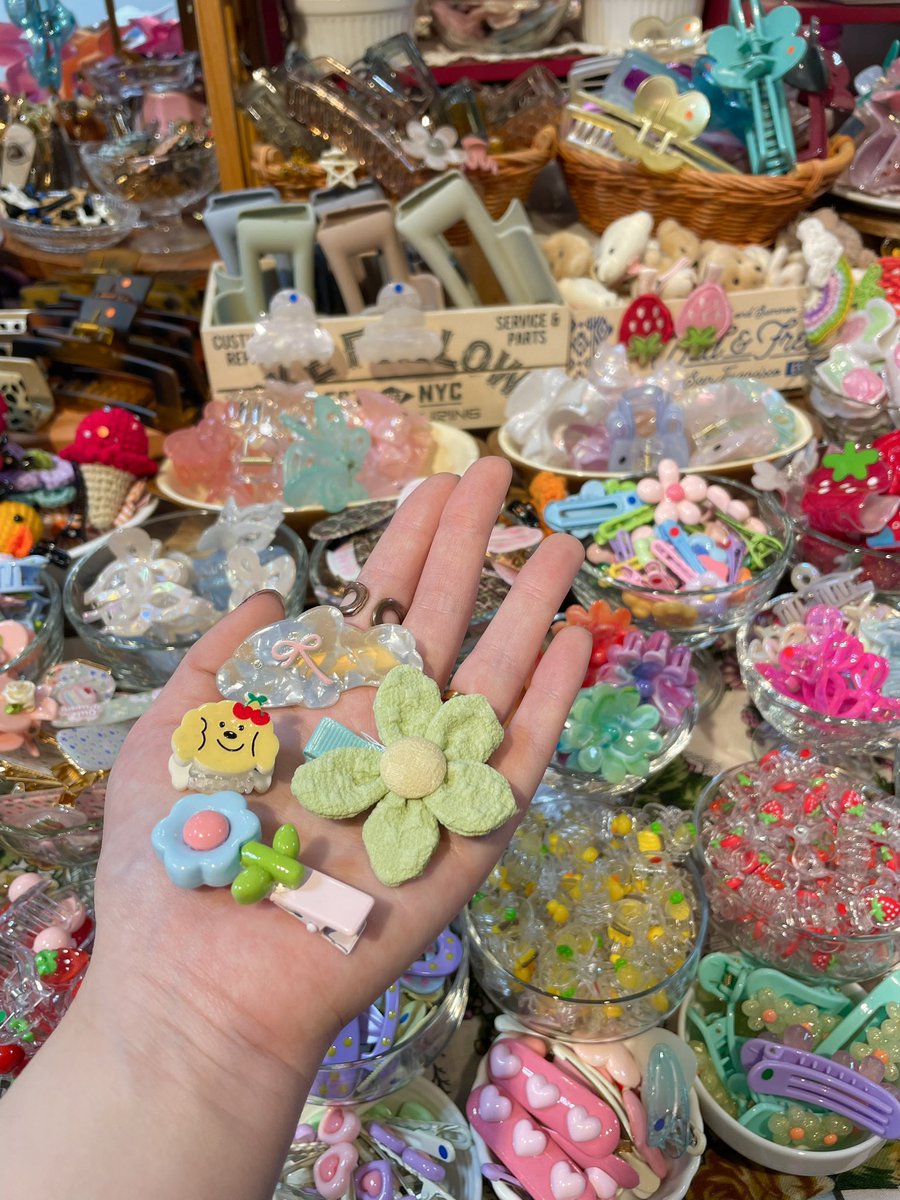 3neko_sendai's tweet photo. 本日もオープンしました～～🍓

レトロ柄BLやワンピースなど3ねこらしいアイテムからY2Kやパンク系のアイテムも取り揃えております💀
本日皆さまのご来店お待ちしております！ https://t.co/HNzMK8R30Q