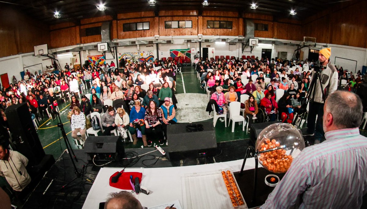 Pino_Ush's tweet photo. Junto a @cristinalopeztdf en el multitudinario primer Bingo Solidario.
La propuesta solidaria convocó a más de 1.000 vecinos y vecinas que colaboraron con alimentos no perecederos, destinado a comedores y merenderos de Ushuaia
#ushuaia #solidario #vecinos #comedores #merenderos https://t.co/9uzo7rqlBj