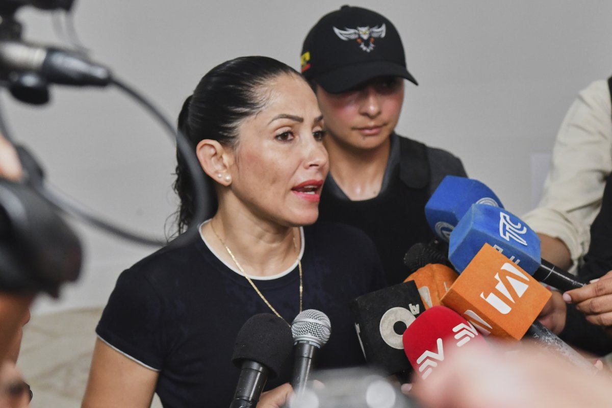 Luisa González desconoce su derrota frente a Noboa en las elecciones de Ecuador con casi el 90% del conteo.
"Me niego a creer que exista un pueblo que prefiera la mentira a la verdad", dijo en una tarima en Quito.
En vivo en <a href="/AP_Noticias/">AP Noticias</a> 
apnews.com/live/eleccione…
