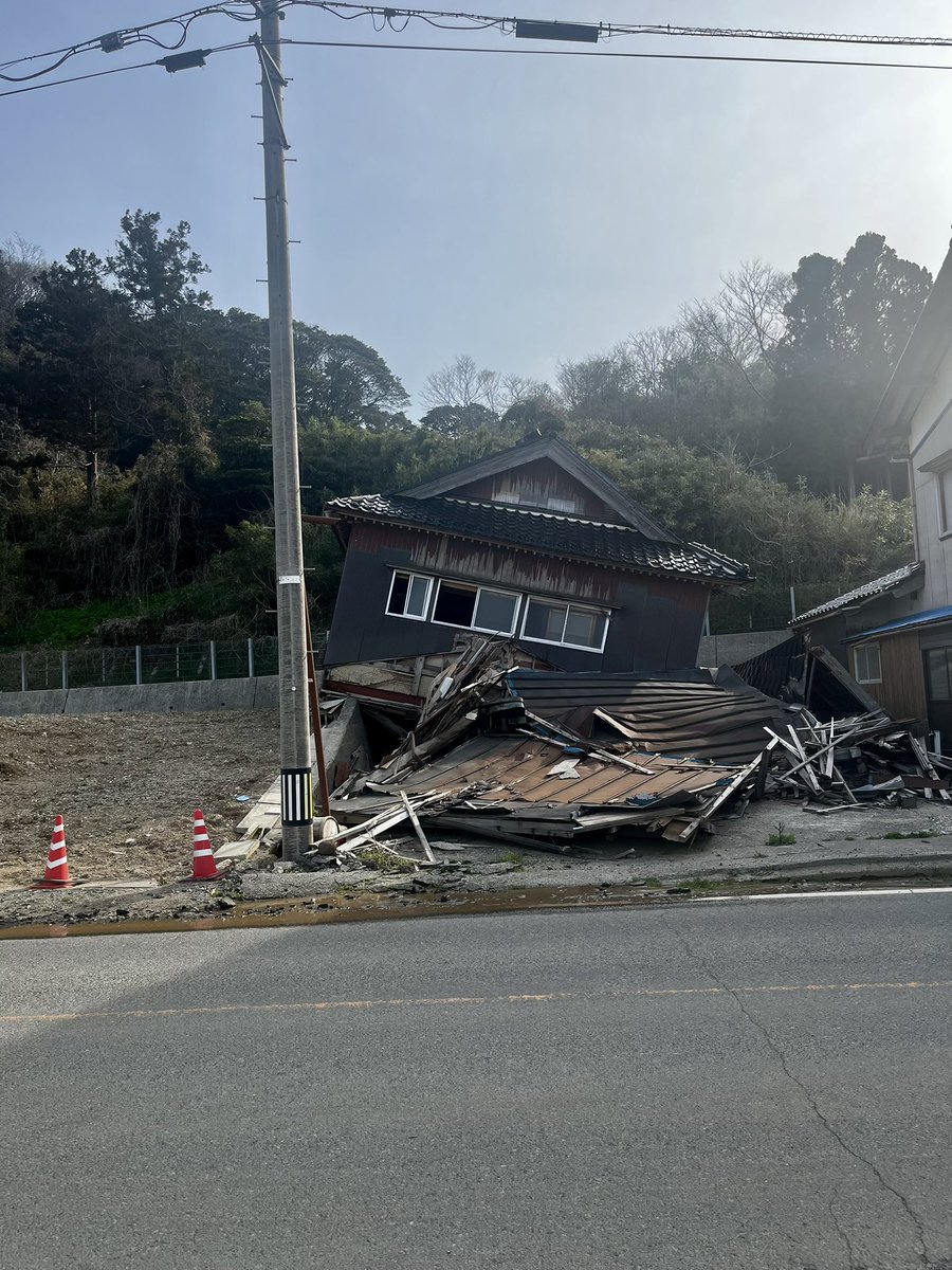 tetsuwo241's tweet photo. 拡散お願いします🙇‍♂️
まだ地震の事言ってるの？って言われる方いるかもしれませんが、週末に珠洲市に行ってきました。地震のあの日から時が止まってる地域があり人手とお���がまだまだ必要な地域がある事を実感しました。能登の現状です。
#能登半島地震
#能登半島豪雨
#がんばろう能登 https://t.co/YOl2tw7M7x