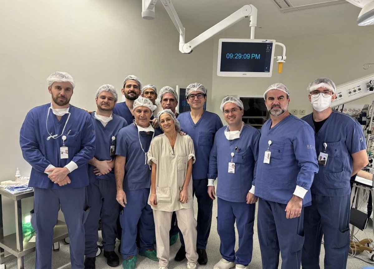 🚨AGORA - Médicos responsáveis pela cirurgia de Bolsonaro tiram foto, após 12 horas de procedimento!