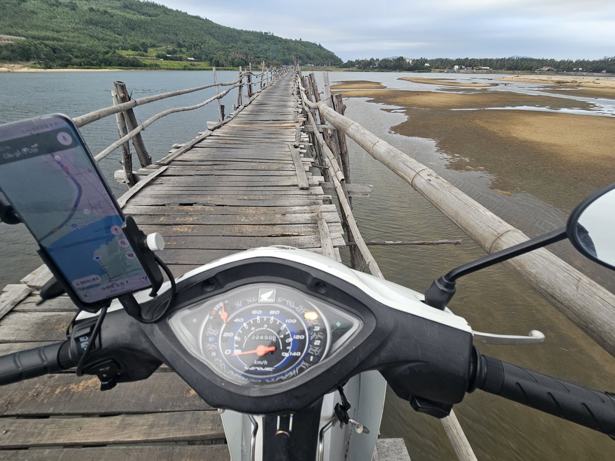 aochariGO's tweet photo. 昨日はずっと海岸沿いを走った
すごい数の船が停泊してた

あと超ヤバい橋を渡った
対岸��10000ドンとられた(55円) https://t.co/WosRGW8U6f