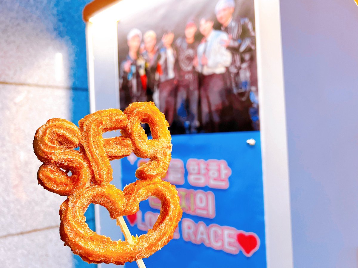 <a href="/idolchamp1/">아이돌챔프</a> [#쇼챔피언_커피차] #SF9 
오솔레미오 떼끼𝓛𝓪𝓽𝓽𝓮〰️☕️
비하인드 보는데 웃음이 떠나가질 않네요! 제가 좋아하는 착장이 정장인데 낋여쥬셔서 절받으세요🙇🏻‍♀️

LOVE RACE 막방에 맛있는 츄로스 주신 아챔 감사합니다💙 이 우정 오래가길, 츄로스 강도 영원하길(?