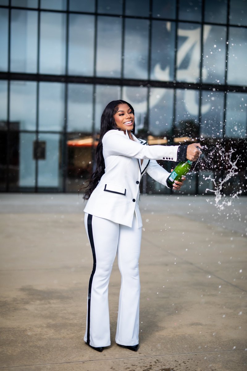MilaaParkerr_'s tweet photo. Oh Nothing, I Graduate From The University of Alabama In 18 Days 👩🏽‍🎓 #bamagrad #Classof2025 https://t.co/nF7gmQ8N4G