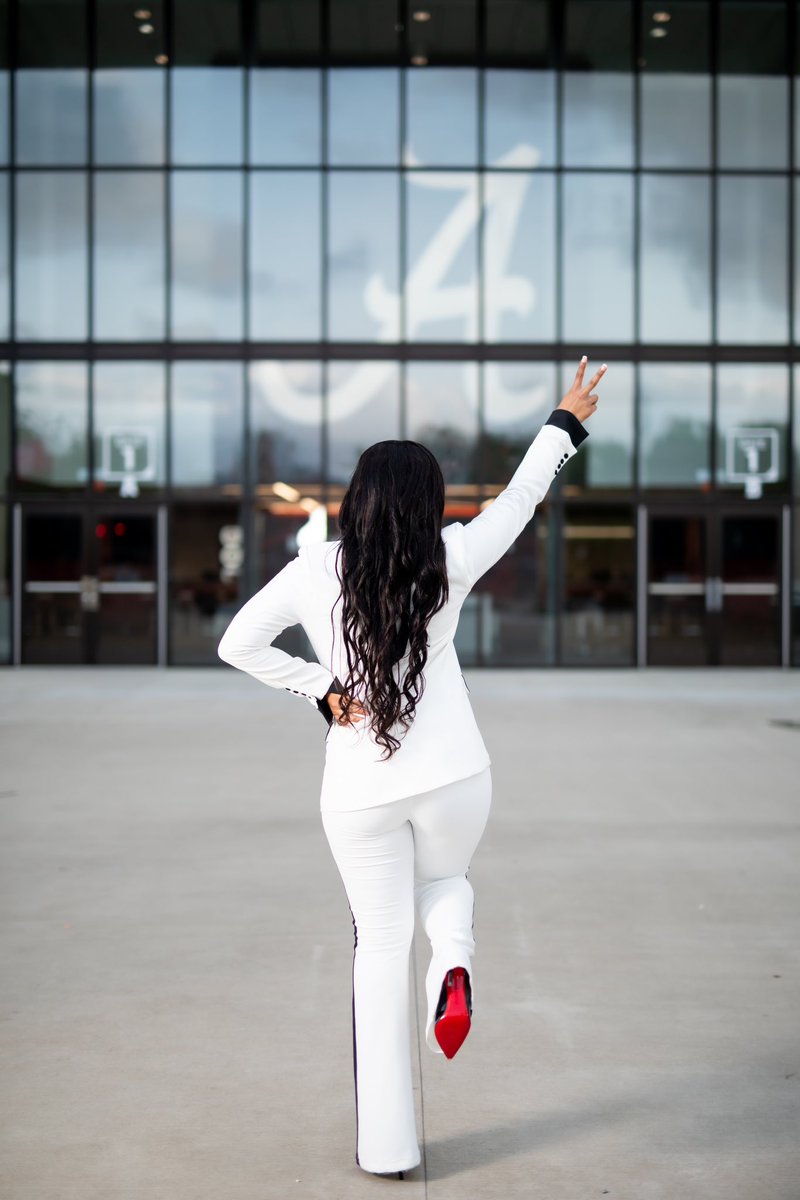MilaaParkerr_'s tweet photo. Oh Nothing, I Graduate From The University of Alabama In 18 Days 👩🏽‍🎓 #bamagrad #Classof2025 https://t.co/nF7gmQ8N4G