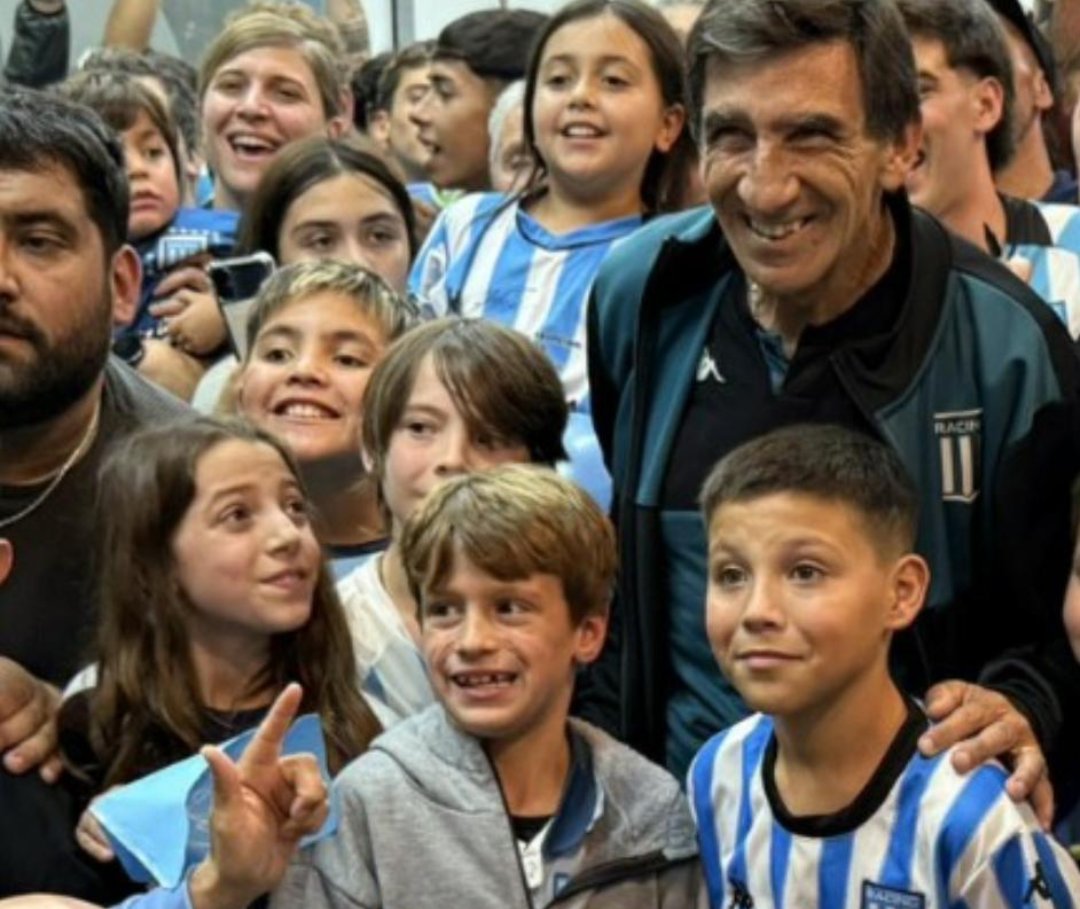 AlmenAlgaba's tweet photo. La herencia más rica. 
De Racing como mamá y como Gustavo
🎓🩵🤍 https://t.co/KtLZfmU0xZ