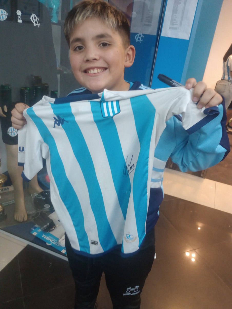 AlmenAlgaba's tweet photo. La herencia más rica. 
De Racing como mamá y como Gustavo
🎓🩵🤍 https://t.co/KtLZfmU0xZ