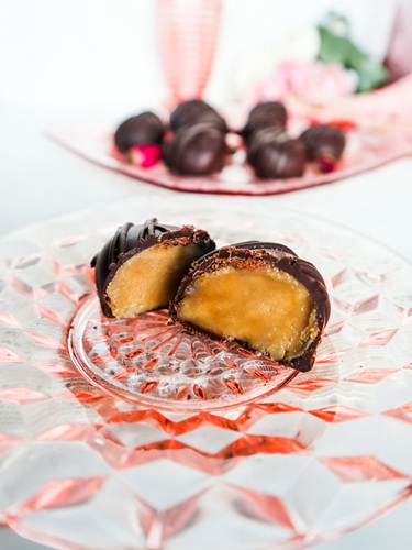 New Recipe: Vegan Dark Chocolate Covered Caramel Eggs! fragrantvanilla.com/vegan-dark-cho…