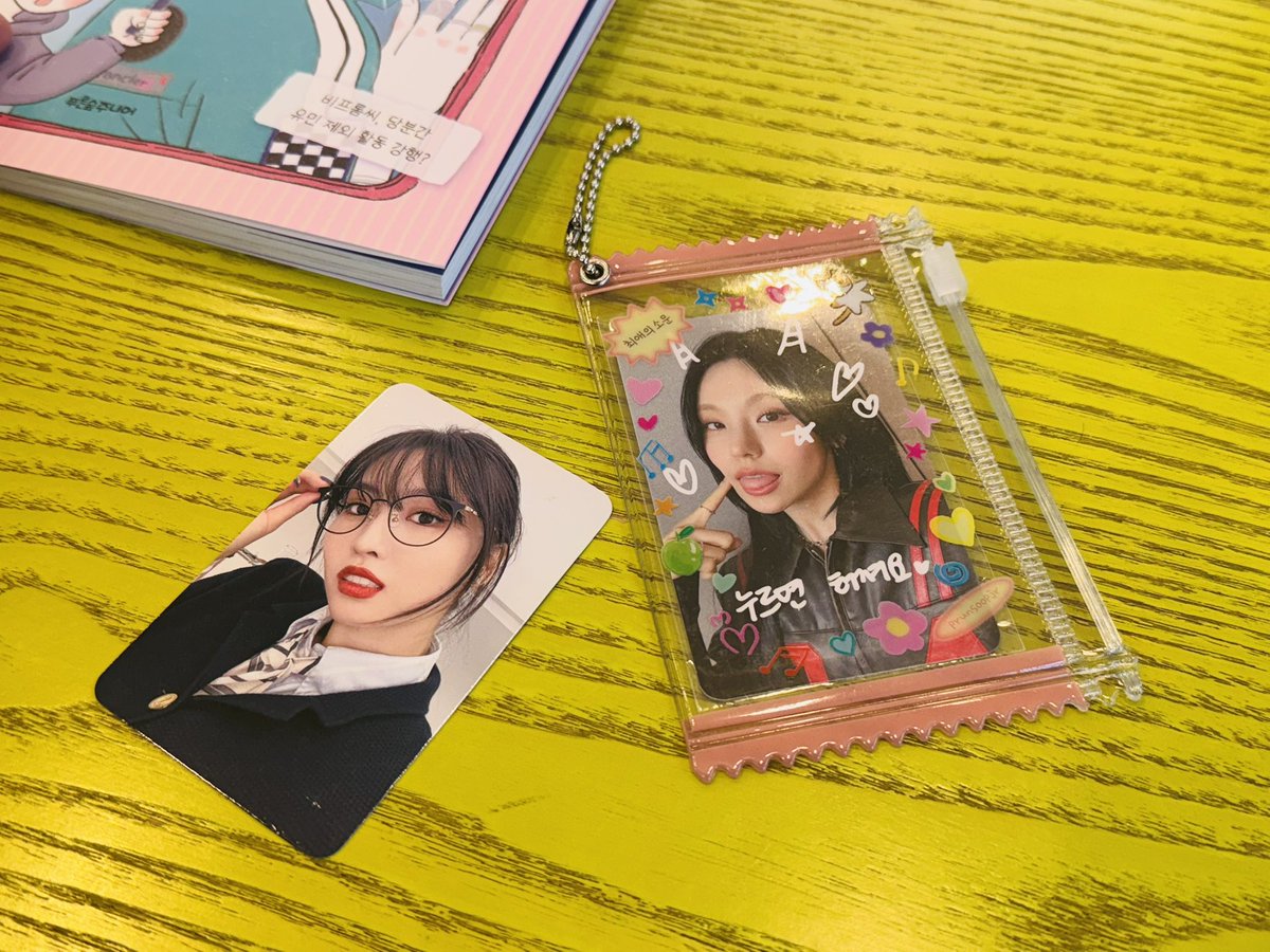 #도서제공 #RT이벤트

(광고아님 광고면 전재산뿌림)
친구가 아는씹덕나밖에없다고협박함
하리라는 초등학생이 밤에 잠도 안 자고 폰보면서 돌덕질하는 내용인데
버블이나 렉카유튜버같은 소재도 있어서 흥미로웠고 초등학생 대상 책이라 술술읽혀서 재밌었어요 

5명추첨 / 책이랑포카파우치까지드림!