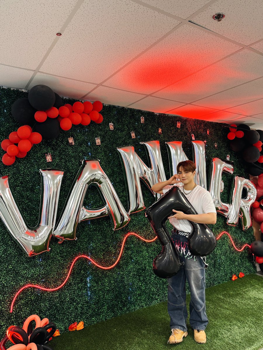 VannerOfficial's tweet photo. [#태환]

Thank you Atlanta for your bright energy!😚👏👍💙🍕

#VANNER #배너 #TAEHWAN https://t.co/9GCASkcS6W
