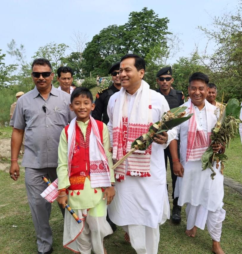 sarbanandsonwal's tweet image. নতুন প্ৰজন্মই ধৰি ৰাখিব আমাৰ শিপা, জীয়াই ৰাখিব আমাৰ চহকী সংস্কৃতি... 

আজি হেঁপাহৰ গৰু বিহুৰ দিনা আমাৰ বিন্ধাকটা মুলুকগাঁৱত 📷