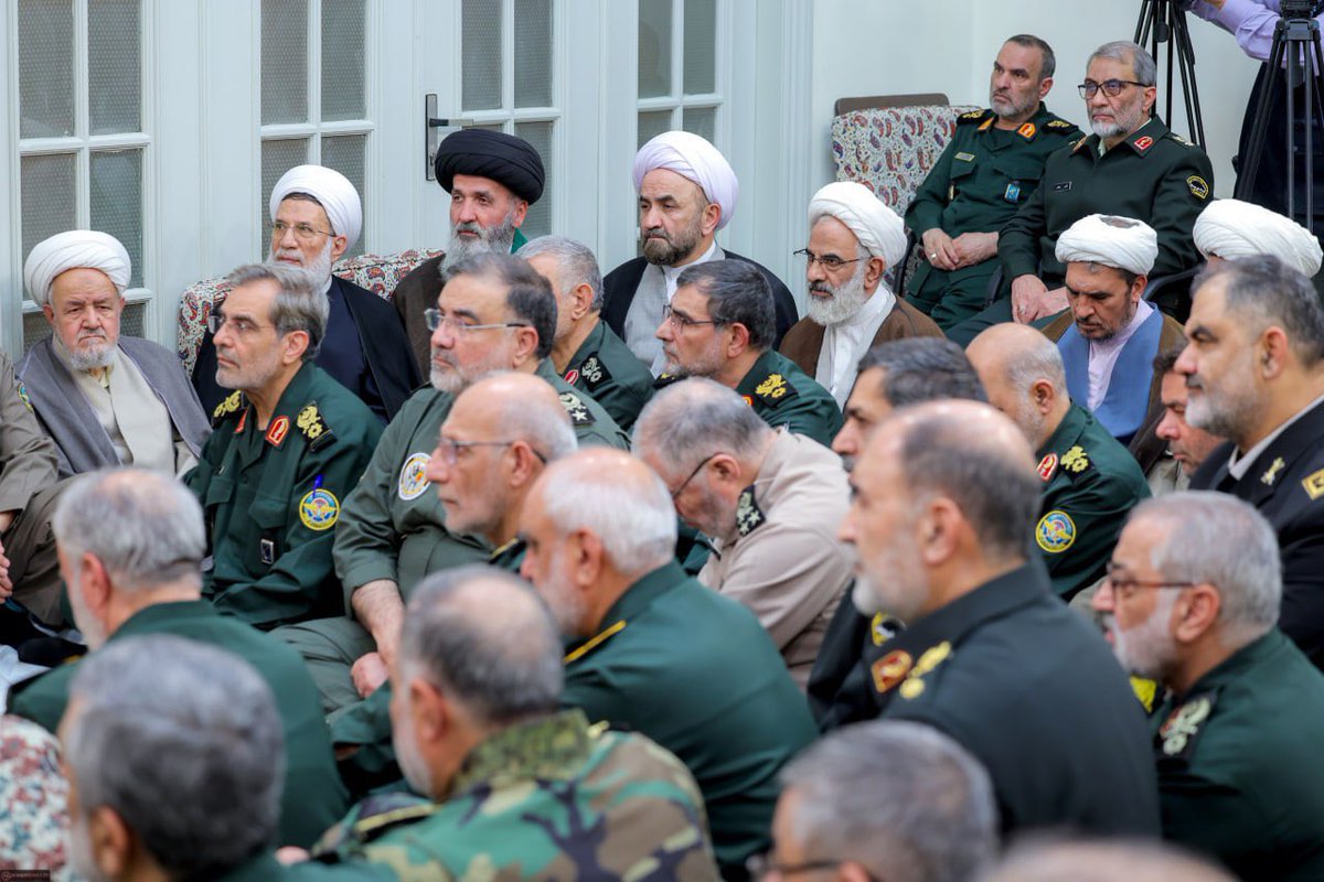 soupalestina's tweet photo. 🇮🇷📸 Fotos do líder da Revolução Islâmica, Imam Seyyed Ali Khamenei, em reunião neste domingo com os comandantes das forças armadas iranianas. https://t.co/oXlF3SVOiT