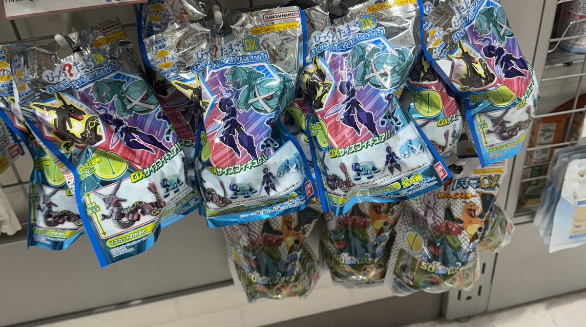 ricchandayooo38's tweet photo. 🛁再販情報

びっくらたまごDX ポケモン バトルフィギュアコレクション5
見つけたらラッキー🤫🌸

全4種のうち「黒いレックウザ」がフリマで高騰中🔥🔥🔥
定価715円→2,000円以上で取引されてることも👀

ランダムだけど、見分け方もアリ💡
「びっくらたまご 見分け方」でググってね🔍

昨日だけで3店舗で発見🎯