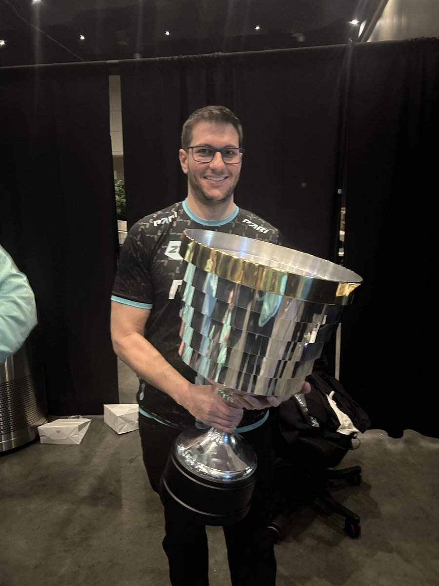 Dota &gt; LOL.

Esperando você aí lendo finalmente migrar de jogo pra ganhar um título com Brasileiros.