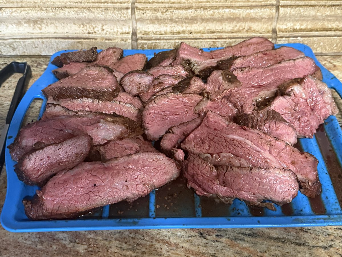 Jer_P_2253's tweet image. Tri tip turned out perfect! I ended up using a combination of madrone and oak to smoke it. All while watching the final round of the Masters! What a tournament!
#Food #Masters2025 #MastersSunday