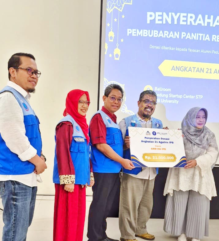 armhaipb's tweet photo. AGATHIS, Alumni IPB Angk. 21/1984, menyerahkan donasi kemanusiaan sebesar Rp 21 juta kpd @armhaipb di Startup Center STP IPB University pada Minggu, 13 April 2025, di sela-sela acara Pembubaran Panitia Reuni dan Halal Bil Halal AGATHIS. https://t.co/bG8frutmLT