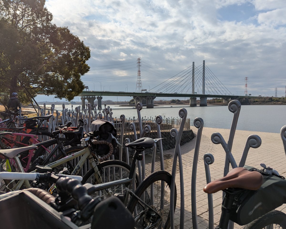 iriso_work's tweet photo. 彩湖の水辺のステージ、通称にょろにょろ✨
自転車の映えスポットとして有名です😮

荒川でサイクリングされる方はぜひ立ち寄ってみてください🚴💨✨.

★Tシャツでロードバイクに乗ろう
https://t.co/FVIEAx2bn8

★IRISO公式サイト
https://t.co/Qa5bxKjABr https://t.co/PnZyDHYhIC