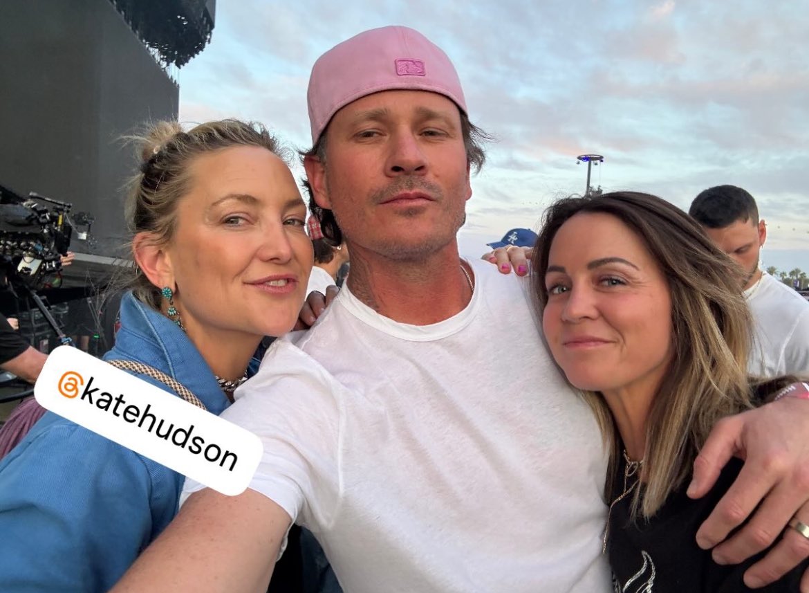 hourly tom delonge (@hourlydelonge) on Twitter photo 