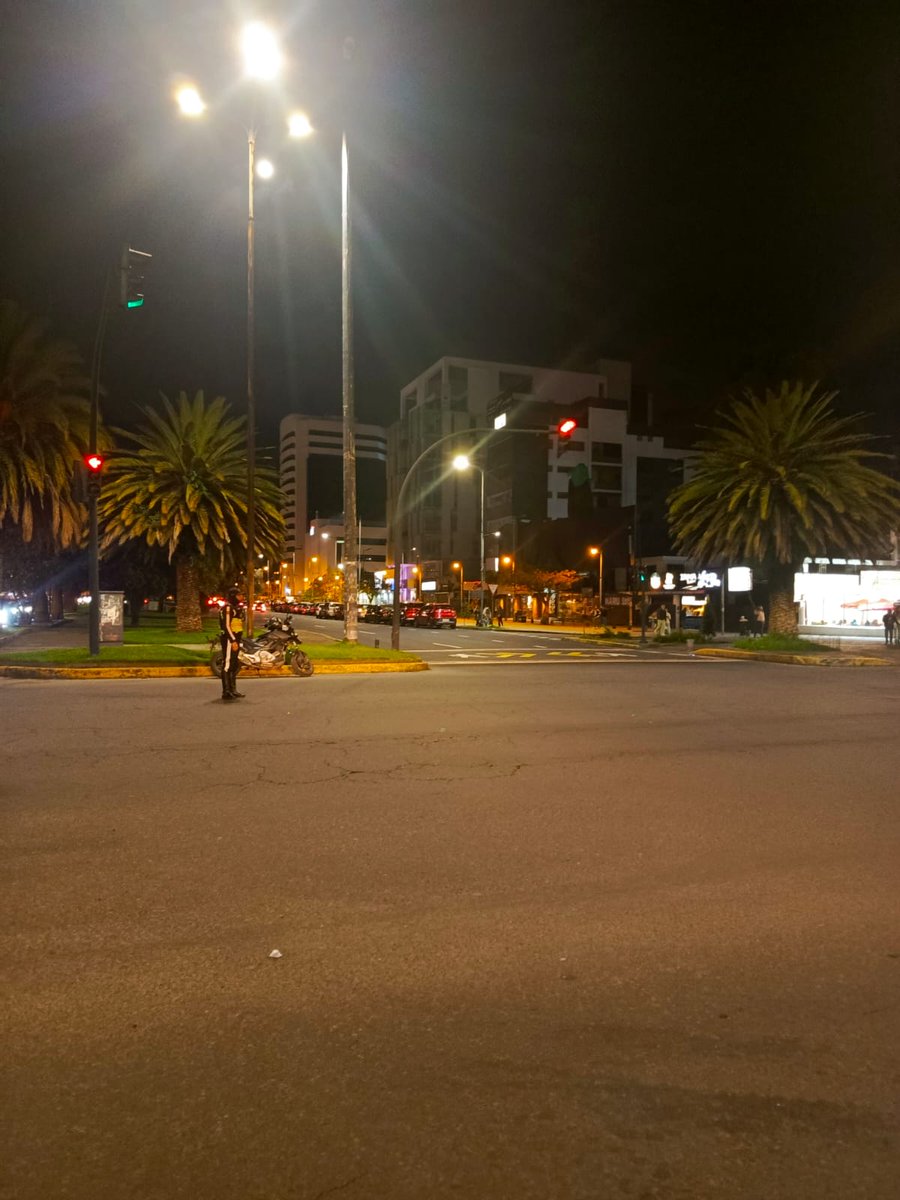 AMT_Quito's tweet photo. 🚨 #CierreVialQuito |¡Actualización!

📍Sector: La Carolina 
🚧 Cierres: av. De Los Shyris desde la av. Eloy Alfaro hasta NN.UU.
☝️ Hay circulación lenta en otros puntos.

🫡 Nos mantenemos en la gestión del tránsito https://t.co/uSzzQcgpDC