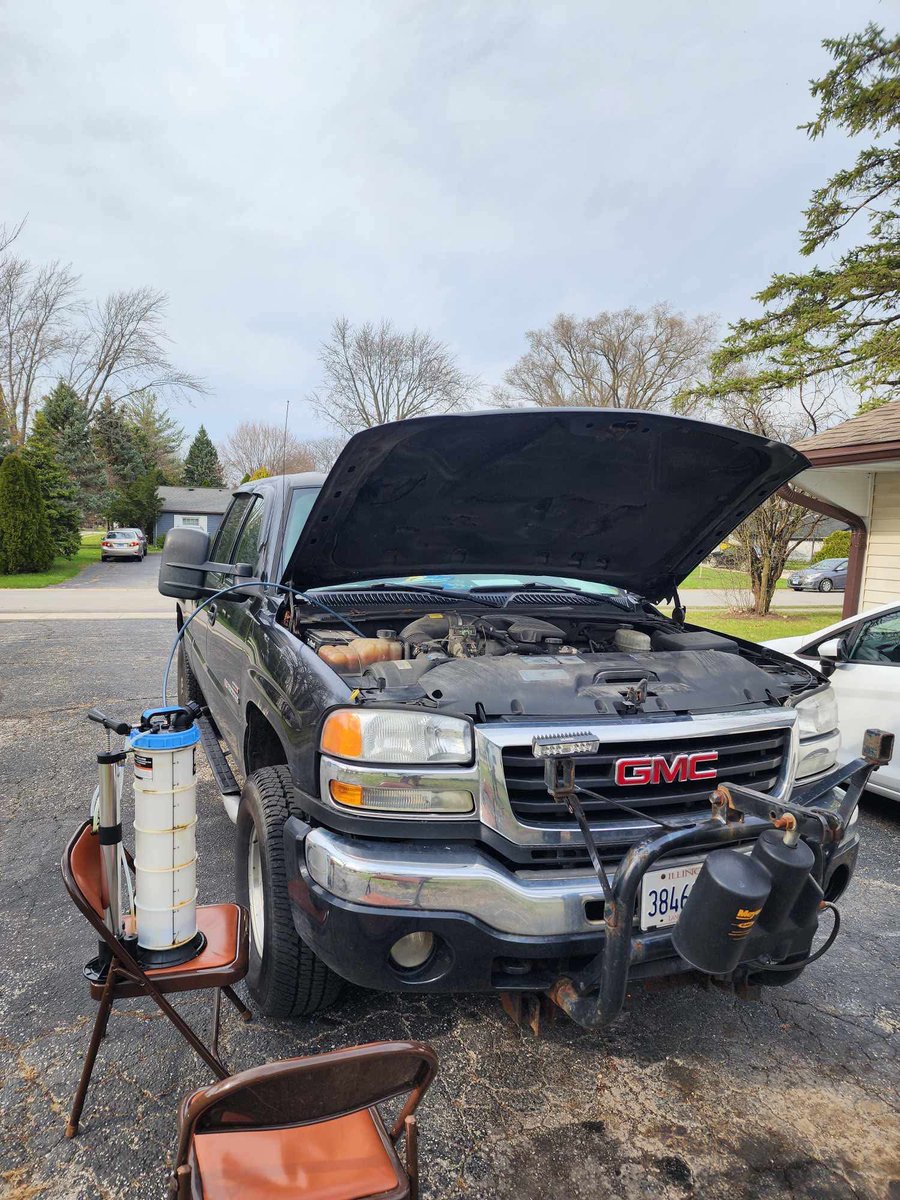 MRJASON_762's tweet photo. Fluid extractor because I'm lazy
Sucking the oil out https://t.co/MY63wqrHwm