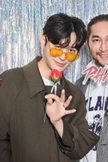 노란안경 - 엠지같음
표정 - 아저씨같음
손가락엣지 - 전동솩임
결혼반지 - 유부남