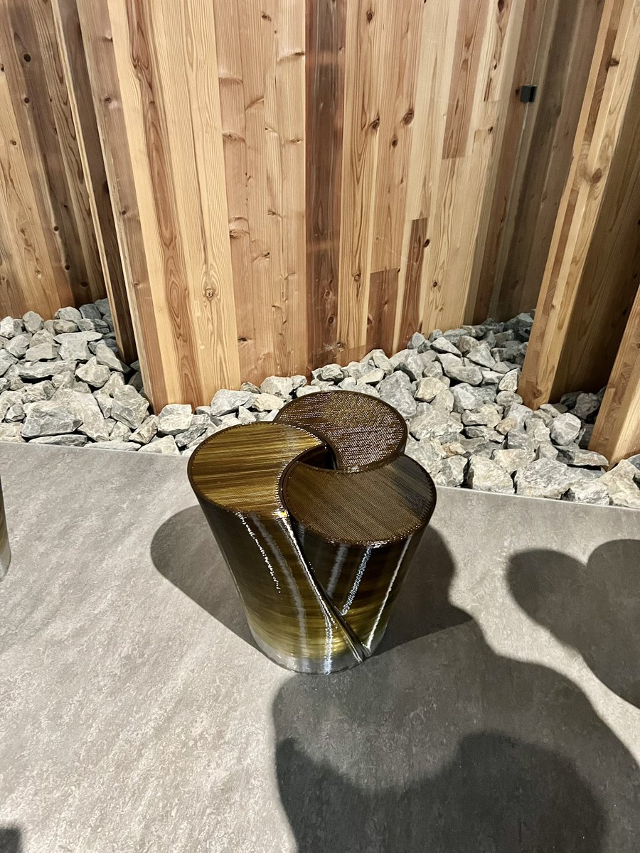 eily_c's tweet photo. 万博の日本館で作られてた
藻？由来のバイオプラスチックで作られているというスツール、とても綺麗だったなあ
どこかで販売されてないのかな？ https://t.co/wC7rR6NmY5