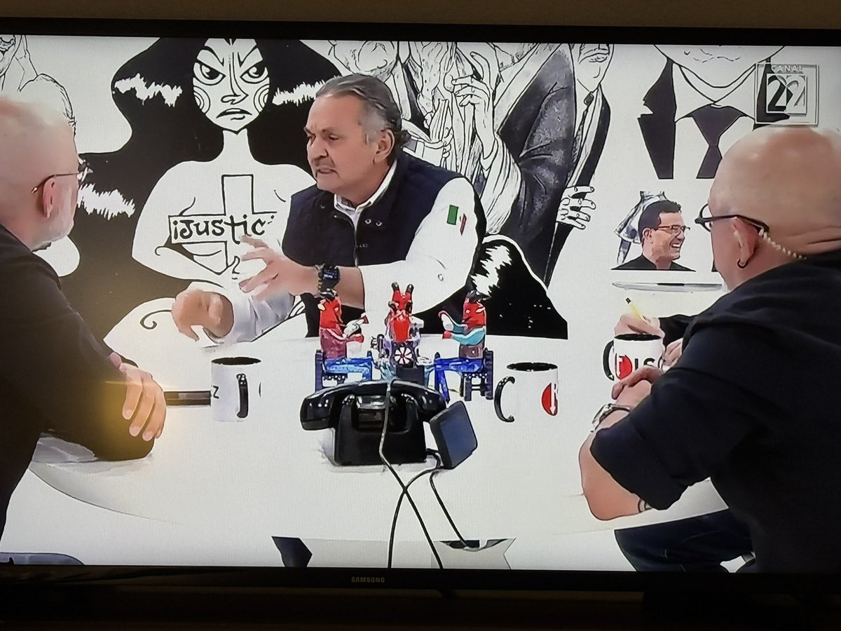 LopezSenderos's tweet photo. Qué pena tener estos funcionarios! https://t.co/KjHujb2dF4
