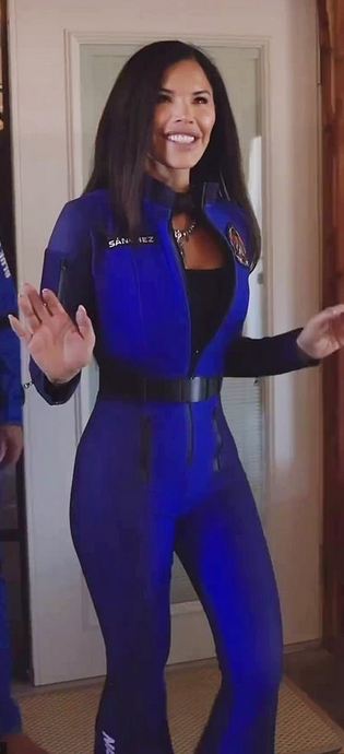 NicoleBound78's tweet photo. I don't know..Erin Grey wore the blue in space first and I'm sure a few will say she wore it better.
#BuckRogers #ErinGrey #wilmadeering #LaurenSanchez https://t.co/7DuLPTbgnr