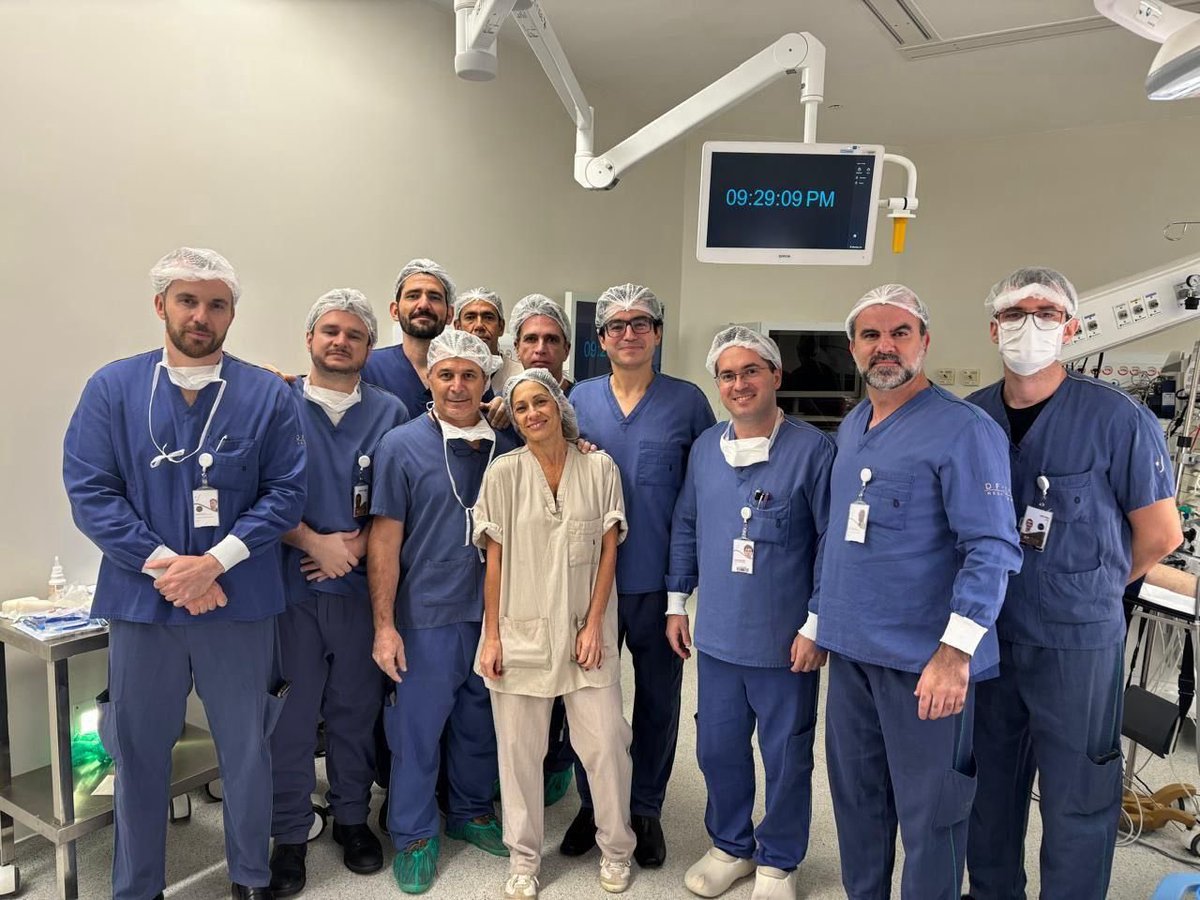 O Brasil agradece o cuidado da equipe médica que durante 12 horas conduziu com cuidado e competência a cirurgia do presidente <a href="/jairbolsonaro/">Jair M. Bolsonaro</a> , que logo estará de volta. Deus abençoe vocês.