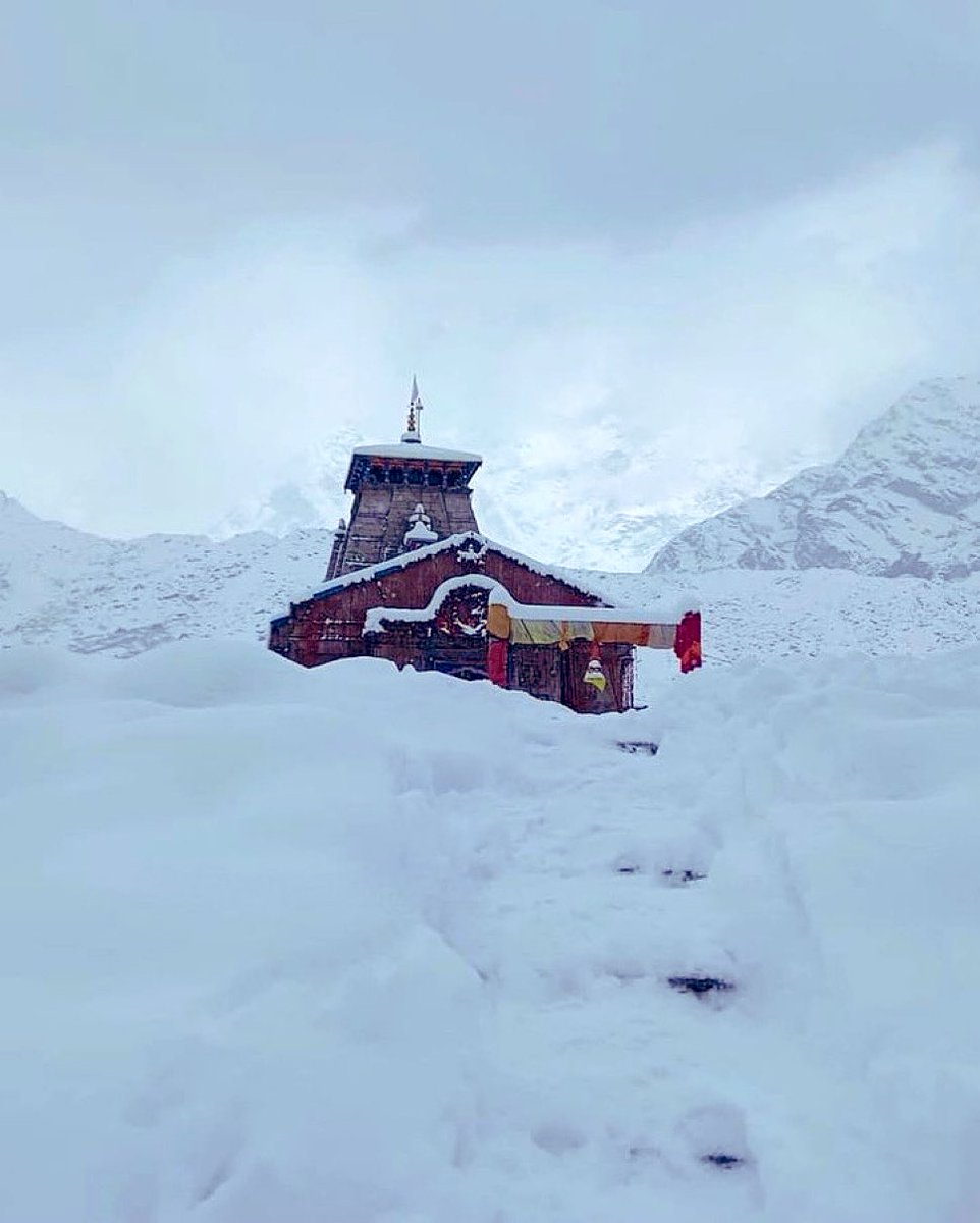 ExploreBharat47's tweet photo. The brilliance of our ancestors✨️

Thread 🧵 
Pls read complete thread you will be amazed 🚩

1. Kedarnath Mandir, Uttarakhand
 
It is discovered that it was covered entirely in snow for almost 400 years & It was hit with unprecedented flash floods & landslide in 2013. But still it’s standing tall & shining.