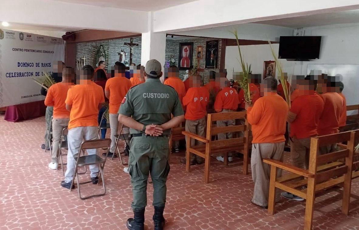 SP_Veracruz's tweet photo. Hoy, en los 17 Centros Penitenciarios y el Módulo de Prisión Preventiva de Veracruz, como parte de las actividades alusivas a la #SemanaSanta 💒 se llevó a cabo la celebración del #DomingoDeRamos 🌿✝️ promoviendo la reflexión espiritual. https://t.co/KhRsiLklOQ