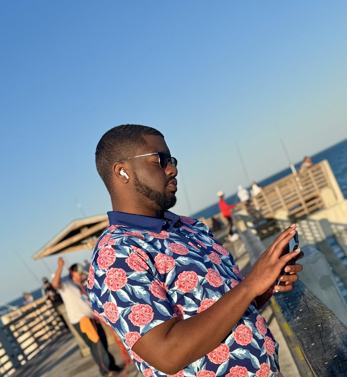 JerseyBoy7321's tweet image. pulled up to Neptune Beach, feelin’ cute, feelin’ free—didn’t touch the water, but the vibe touched me. breeze hitting my skin, sunshine on glow—peace hit different when you let the stress go.

#JacksonvilleVibes #BeachsideBliss #SunshineTherapy #PeacefulMoments #SoftLifeSeason