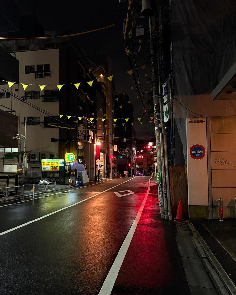 Under the tranquil cover of Tokyo’s night, the city settles into a peaceful calm. The crisp air carries a soft murmur from distant alleys, as if the city itself is gently exhaling. It was an incredibly pleasant day in Tokyo i must say.