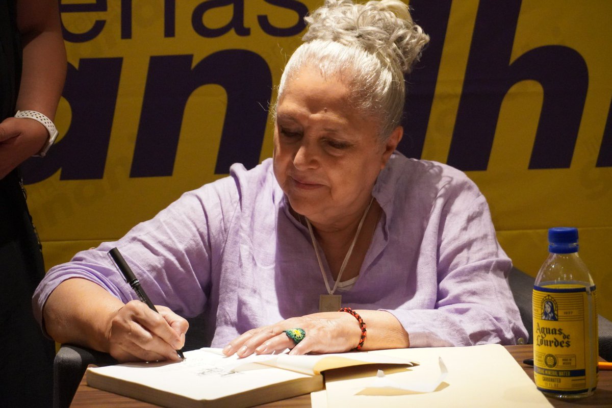 hugomcfiscal's tweet photo. Con la escritora Laura Esquivel

#ComoAguaParaChocolate #LauraEsquivel https://t.co/Dz4x13Q5F3