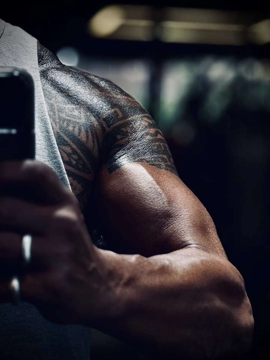 greggor27's tweet image. Anyone into massive bicep?