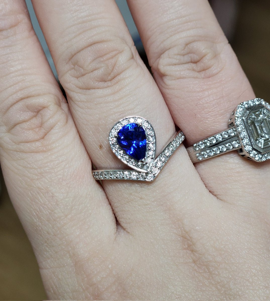 간만에 꺼냈는데 여전히 삿파같은 푸른불꽃 탄자반지 
근데 날씨 추워져서 다시 봉인함🫠