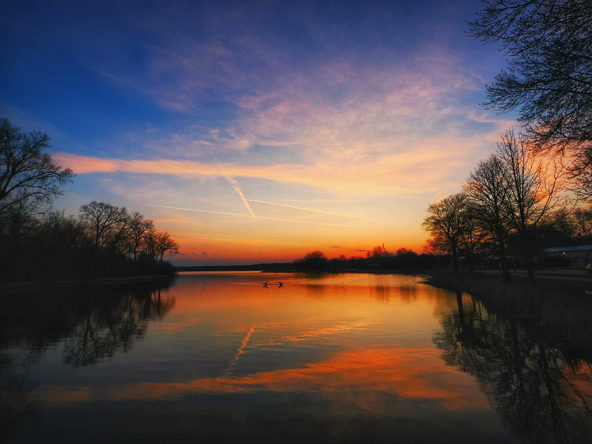 trevkeller's tweet image. Sunday evening on Lake Wingra, Madison, WI. #wiwx #sunset #stormhour @spann