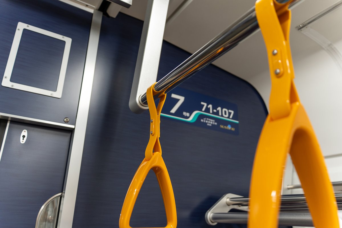 71-000形の車両の中も紹介するよ✨ 各ドアの上部にはワイド液晶表示器