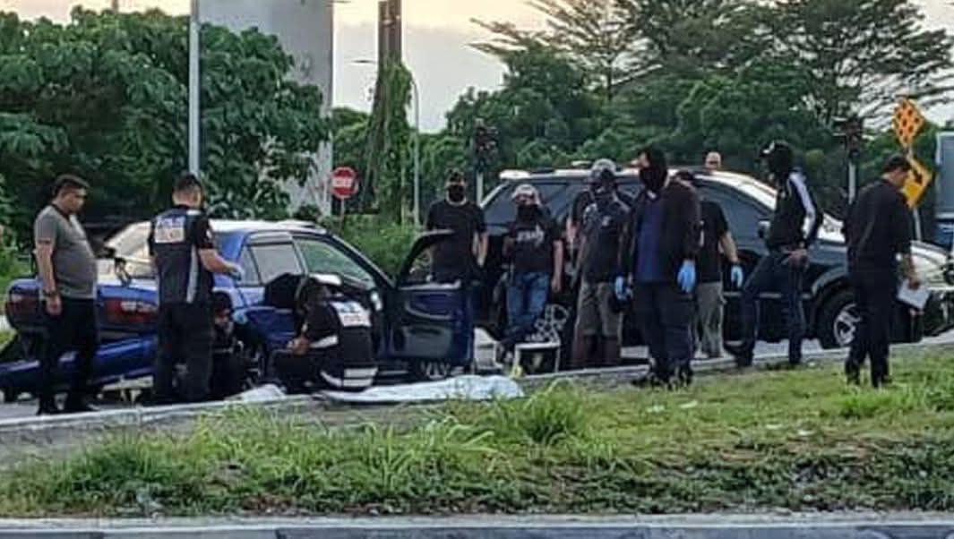 mynewshub's tweet photo. Suspek Kes Culik Remaja Ditembak Mati Di Klang

Seorang lelaki berusia 21 tahun maut ditembak polis selepas berbalas tembakan dalam insiden kejar-mengejar di Jalan Bayu Tinggi, Klang, awal pagi tadi.

Suspek dipercayai terlibat dalam kes penculikan remaja perempuan berusia 16 tahun di Seremban, 5.45 petang pada 10 April lalu. 

Mangsa dibebaskan di Sendayan selepas wang tebusan RM280,000 dan barang kemas diserahkan keluarganya.

Polis turut menemui sepucuk pistol dan sebilah parang dalam kereta suspek – yang turut digunakan untuk melepaskan mangsa sebelum ini.

Menurut Datuk Fadil Marsus dari JSJ Bukit Aman, beberapa tangkapan lain turut dibuat dalam operasi susulan. 

Beliau berterima kasih kepada orang awam atas maklumat yang membantu menumpaskan kumpulan penculik ini.

#Jenayah #KesCulik #PolisDirajaMalaysia #Klang #Seremban #Mynewshub