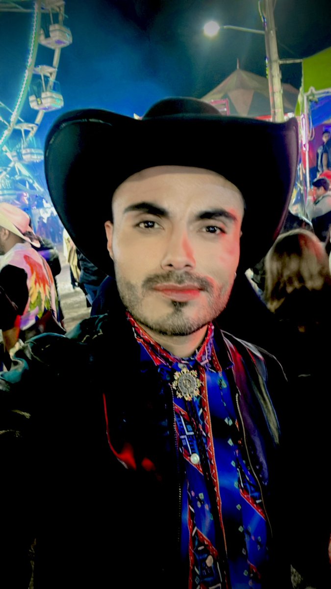 Cabalgo solo, sin prisa ni duelo,
me abrazo en el viento, me cuido y me celo.