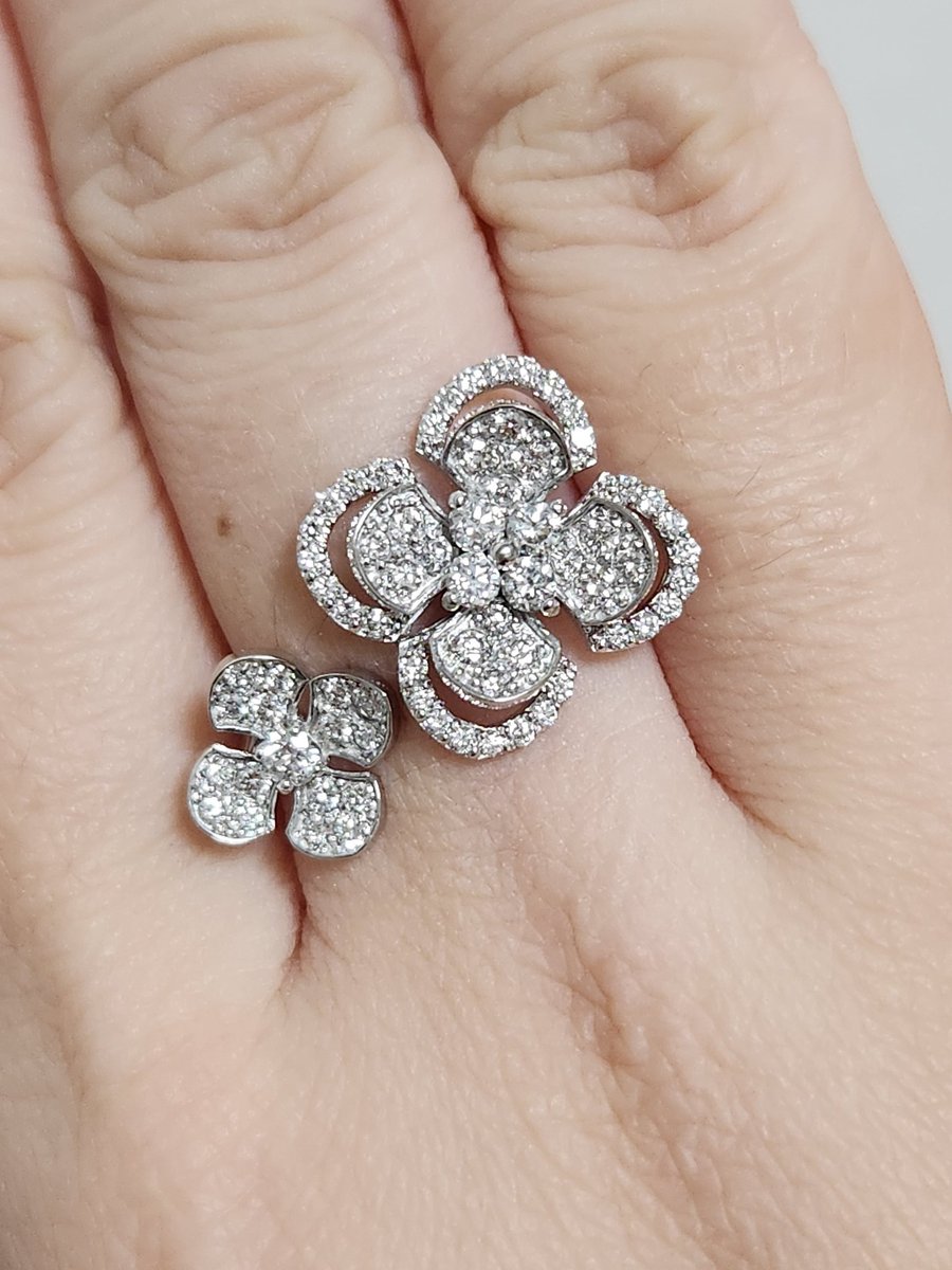 작년 겨울 로이드에서 랩따야 반지 산 사람 나야나...

볼드한 오픈링이 가지고 싶은데 마침 그라프 비스무리한것이 가격도 할인해서 사봤음 
80만원대 16호 손가락에 이 정도 볼륨
세공은 그럭저럭 만족 
잘하면 할미템 할 수 있을 것 같음 

같은라인 귀걸이 째려보는중