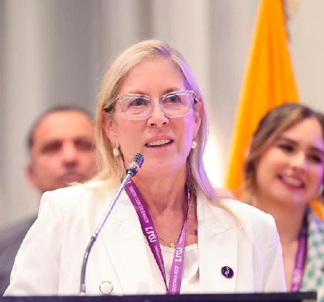 ElDatoEcua's tweet photo. #Urgente Anabella Azin, la ASAMBLEÍSTA MÁS VOTADA, y madre del Presidente reelecto, será quien coloque la banda presidencial a Daniel Noboa. Momento único e histórico en la historia ecuatoriana. https://t.co/wuGduDB0Sp
