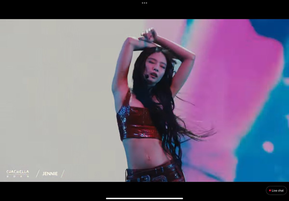 jnksxst's tweet photo. Her fit is serving😭 https://t.co/5tNST8dgQw