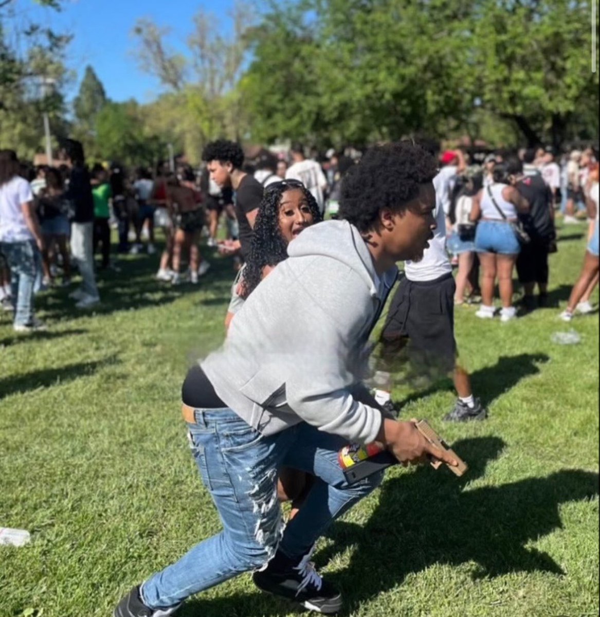 TheKevinDalton's tweet photo. Photo of unlikely NRA member captured during the mass shooting at UC Davis.
Can someone explain how he could have an extended magazine that clearly violates Gavin Newsom’s common sense gun laws? https://t.co/x4w24pdbMj